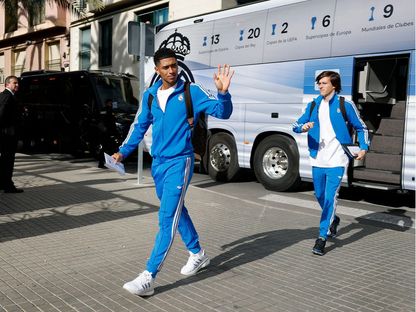 جود بيلينغهام وألفارو كاريراس لدى وصول بعثة ريال مدريد إلى إلتشي - 23 نوفمبر 2025 - realmadrid.com