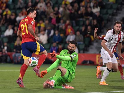 ميكيل أويارزابال مهاجم إسبانيا في مواجهة جيورجي مامارداشفيلي حارس جورجيا بتصفيات كأس العالم - 11 أكتوبر 2025 - Reuters
