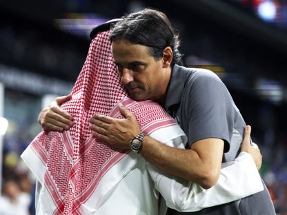 سيموني إنزاغي مدرب الهلال يعانق فهد بن نافل رئيس النادي بعد الفوز على باتشوكا والتأهل لثمن نهائي مونديال الأندية - 27 يونيو 2025 - Reuters