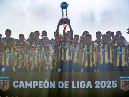 أنخيل دي ماريا يرفع الكأس بعد تتويج روزاريو سنترال بالدوري الأرجنتيني - 25 نوفمبر 2025 - X/@RosarioCentral