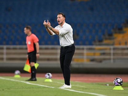 ماتياس يايسله مدرب الأهلي في مباراة الحزم بالدوري السعودي - 26 سبتمبر 2025 - X/@aawsat_spt