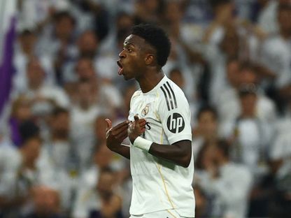 فينيسيوس جونيور يبدي استياءه بعدما أبدله تشابي ألونسو خلال مباراة بين ريال مدريد وبرشلونة - 26 أكتوبر 2025 - REUTERS