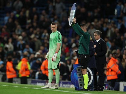 أندري لونين حارس مرمى ريال مدريد الإسباني يشارك بدلاً من الحارس تيبو كورتوا مع بداية الشوط الثاني من مواجهة مانشستر سيتي - 17 مارس 2026 - REUTERS