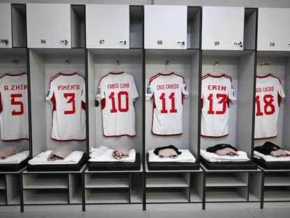 قمصان لاعبي منتخب الإمارات في غرفة تبديل الملابس قبل مواجهة قطر في ملحق كأس العالم - 14 أكتوبر 2025 - X/@UAEFNT
