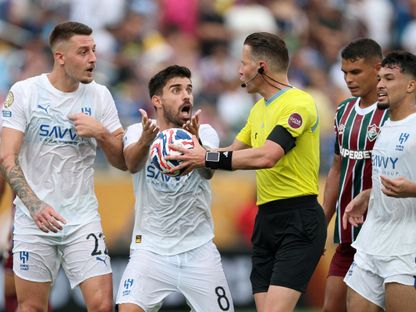 احتجاج لاعبي الهلال على صافرة الحكم في مباراة فلومينينسي بربع نهائي كأس العالم للأندية - 4 يوليو 2025 - Reuters