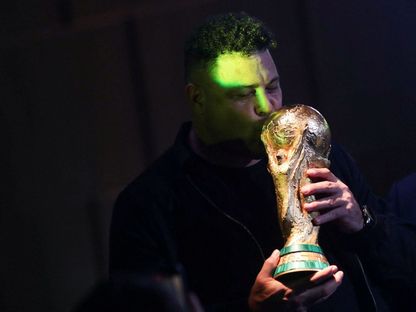 رونالدو أسطورة الكرة البرازيلية يُقبل كأس العالم في ذكرى الاحتفال بمرور 20 عاماً على تتويج البرازيل بمونديال 2002 - reuters