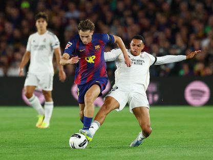 فيرمين لوبيز يحاول تخطي ترينت في لقاء برشلونة وريال مدريد - 10 مايو 2026 - Reuters