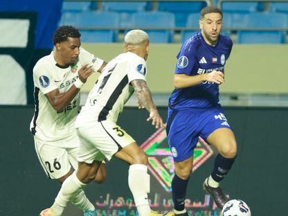 المغربي عادل تاعرابت بقميص النصر الإماراتي أمام شباب الأهلي - 29 ديسمبر 2024 - X/ALNasrSC