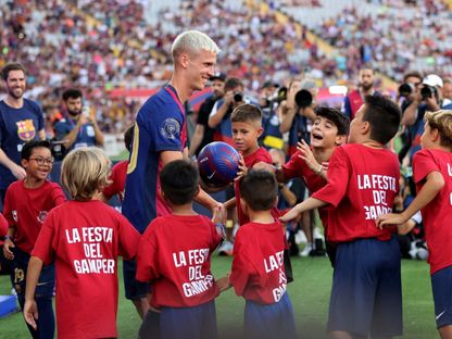 داني أولمو أثناء تقديمه لجماهير برشلونة قبل مواجهة موناكو بكأس جوان غامبر الودية - 12 أغسطس 2024 - Reuters