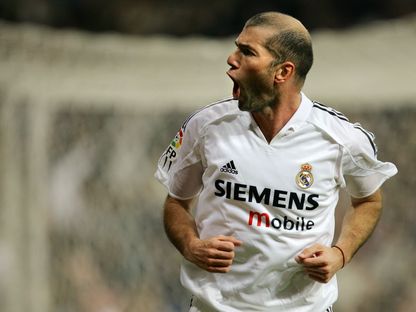 زين الدين زيدان يحتفل بهدفه خلال مباراة ريال مدريد وإسبانيول بالدوري الإسباني - 5 فبراير 2005 - Reuters