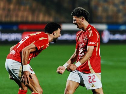 إمام عاشور ووسام أبو علي يحتفلان بهدف الأهلي الثاني في مرمى البنك الأهلي بالدوري المصري - 17 مايو 2025 - X/@AlAhly