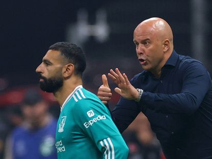 مدرب ليفربول آرني سلوت لدى إشراكه محمد صلاح بديلاً خلال مواجهة غلطة سراي في دوري أبطال أوروبا - 30 سبتمبر 2025 - REUTERS