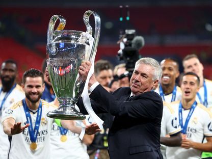 كارلو أنشيلوتي يحمل كأس دوري أبطال أوروبا بعد فوز ريال مدريد على بوروسيا دورتموند في النهائي - 1 يونيو 2024 - Reuters