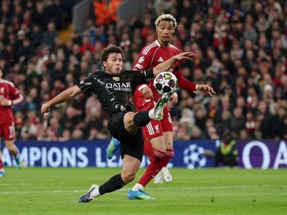 صراع على الكرة بين هوغو إيكيتيكي وجواو نيفيز خلال مباراة بين ليفربول وباريس سان جيرمان في دوري أبطال أوروبا - 14 أبريل 2026 - REUTERS