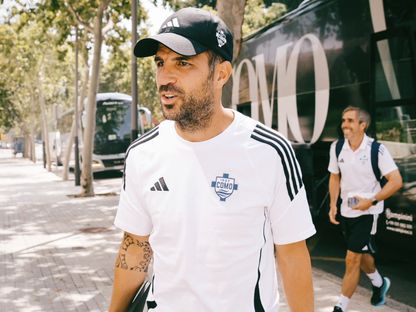 سيسك فابريغاس مدرب كومو 1907 الإيطالي، أثناء وصوله إلى مدينة برشلونة - 9 أغسطس 2025 - X/Como_1907