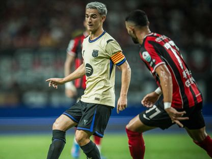 غافي لاعب برشلونة يحمل شارة القيادة خلال الفوز الودي أمام إف سي سيول في كوريا الجنوبية - 31 يوليو 2025 - X@FCBarcelona