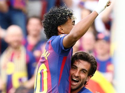 فيران توريس مهاجم برشلونة يحتفل مع لامين يامال بهدفه أمام إسبانيول بالدوري الإسباني - 11 أبريل 2026 - Reuters