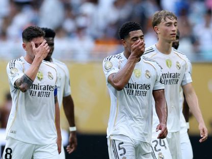 رد فعل لاعبي ريال مدريد جود بيلينغهام وفيديريكو فالفيردي ودين هويسن خلال الوقت المستقطع لشرب المياه في شوط المباراة الأول لمواجهة يوفنتوس في كأس العالم للأندية - 1 يوليو 2025 - Reuters