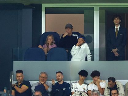 توني كروس مع اثنين من أطفاله يتابع مباراة لريال مدريد ضد فياريال في "سانتياغو برنابيو" - 5 أكتوبر 2024 - Reuters