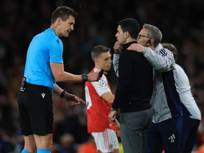 الحكم الألماني دانييل زيربت والمدرب ميكيل أرتيتا خلال مباراة أرسنال وأتلتيكو مدريد بدوري أبطال أوروبا - 5 مايو 2026 - Reuters
