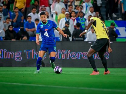 مراد باتنا يقود هجمة للفتح في مباراة الاتحاد بدوري روشن السعودي - 17 أبريل 2025 - X/@FatehClub