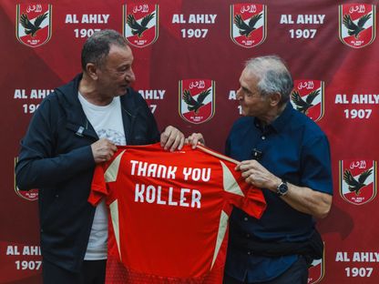 محمود الخطيب رئيس الأهلي يهدي كولر قميصا خلال حفل تكريمه - 28 أبريل 2025 - X/@AlAhly