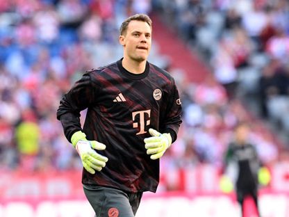 مانويل نوير حارس بايرن ميونيخ خلال الإحماء قبل مباراة بوروسيا مونشنغلادباخ في الدوري الألماني - 10 مايو 2025 - Reuters