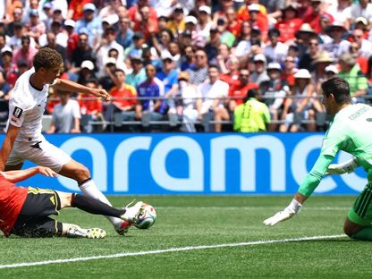 حمزة عبد الكريم في مواجهة تيبو كورتوا خلال مباراة مصر وبلجيكا في كأس العالم 2026 - reuters