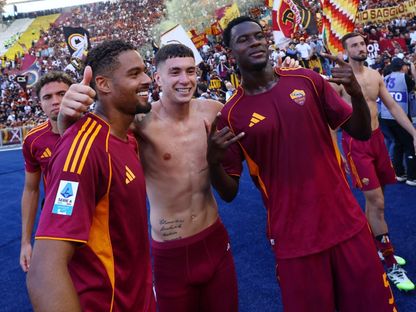 فرحة لاعبي روما بالفوز على لاتسيو في الديربي بالدوري الإيطالي - 21 سبتمبر 2025 - Reuters