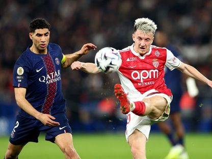 أشرف حكيمي وألكسندر غولوفين خلال مباراة باريس سان جيرمان وموناكو بالدوري الفرنسي - 6 مارس 2026 - Reuters