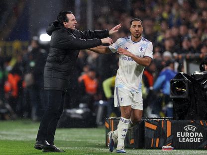 مدرب أستون فيلا أوناي إيمري مع يوري تيليمانس أثناء استبداله خلال مواجهة فنربخشة بالدوري الأوروبي - 22 يناير 2026 - REUTERS