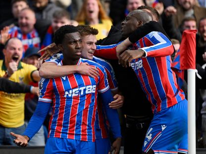 إيدي نكتياه لاعب كريستال بالاس (إلى اليسار) يحتفل بهدف الفوز على ليفربول في الدوري الإنجليزي - 27 سبتمبر 2025 - Reuters