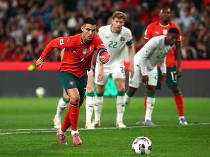 كريستيانو رونالدو أثناء تنفيذ ركلة جزاء بمباراة البرتغال وإيرلندا في تصفيات أوروبا المؤهلة لكأس العالم - 11 أكتوبر 2025 - Reuters