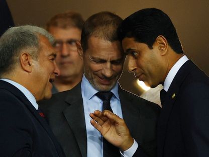 ناصر الخليفي رئيس باريس سان جيرمان وجوان لابورتا رئيس برشلونة وبينهما ألكسندر تشيفرين رئيس الاتحاد الأوروبي "يويفا" - 1 أكتوبر 2025 - Reuters