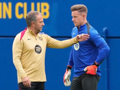 مارك أندري تير شتيغن حارس برشلونة مع المدرب هانزي فليك خلال حصة تدريبية - 31 مارس 2025 - X@FabrizioRomano