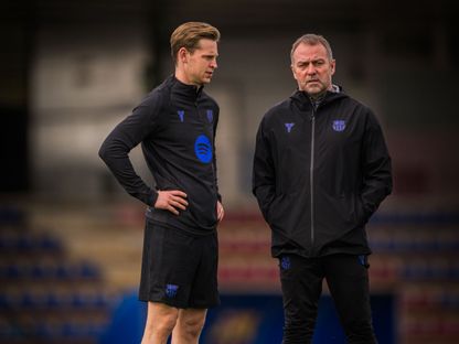 هانزي فليك مدرب برشلونة رفقة لاعب الفريق فرينكي دي يونغ في حصة تدريبية - 10 فبراير 2026 - X/@FCBarcelona