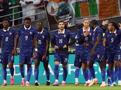 لاعبو منتخب فرنسا بعد تسجيل ريان شرقي هدفاً أمام كوت ديفوار ودياً - 4 يونيو 2026 - Reuters