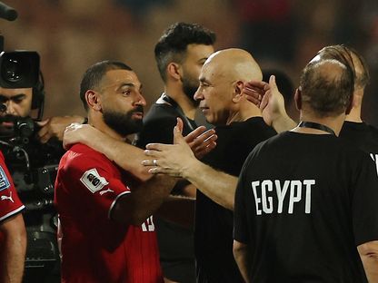 حسام حسن مدرب مصر ومحمد صلاح بعد مباراة بوركينا فاسو - 6 يونيو 2024 - Reuters