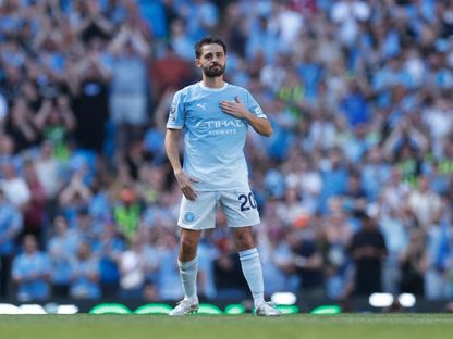 برناردو سيلفا يحيّي جمهور مانشستر سيتي بعد استبداله في مباراته الأخيرة مع النادي ضد أستون فيلا على ملعب الاتحاد - 24 مايو 2026 - Action Images via Reuters