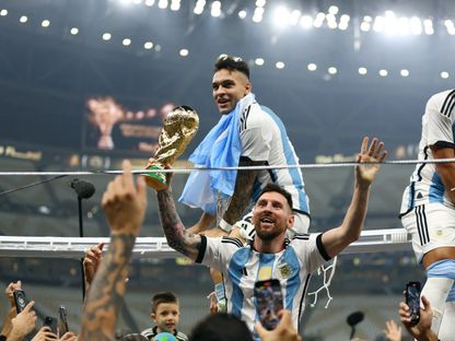 ليونيل ميسي يحتفل بفوز الأرجنتين بكأس العالم برفقة باولو ديبالا ولاوتارو مارتينيز - 18 ديسمبر 2022 - Reuters