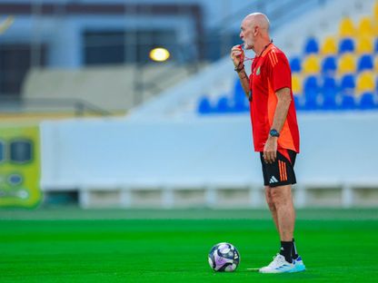 ستيفانو بيولي مدرب النصر في حصة تدريبية - 4 مايو 2025 - X/@AlNassrFC