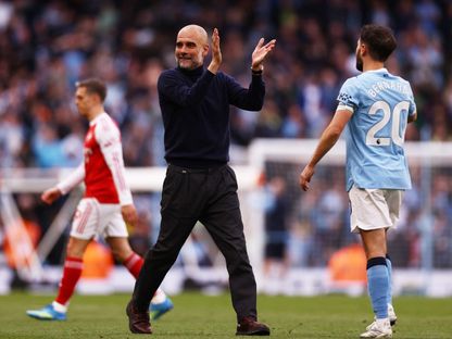 بيب غوارديولا مدرب مانشستر سيتي يحتفل بالفوز على أرسنال في الدوري الإنجليزي - 19 أبريل 2026 - Reuters
