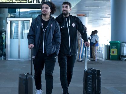 عدي الدباغ (يمين) وآدم كايد ثنائي الزمالك بعد الوصول إلى زامبيا - 6 فبراير 2026 - X/@ZSCOfficial