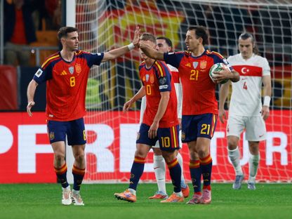 لاعبو إسبانيا يحتفلون بالهدف الثاني أمام تركيا في تصفيات كأس العالم - 18 نوفمبر 2025 - Reuters