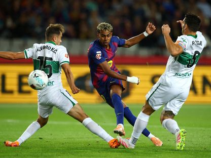 لامين يامال نجم برشلونة يسجل في مرمى إلتشي بالدوري الإسباني - 2 نوفمبر 2025 - Reuters