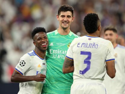 البلجيكي تيبو كورتوا يحتفل مع زميله فينيسيوس جونيور بلقب دوري أبطال أوروبا 2022 - 29 مايو 2022 - Reuters