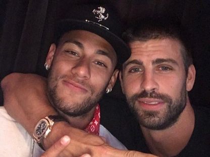 صورة تجمع جيرارد بيكيه لاعب برشلونة السابق بالبرازيلي نيمار جونيور - X/@BarcaUniversal