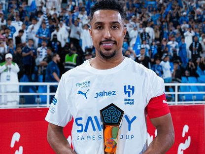 سالم الدوسري يحمل جائزة أفضل لاعب في مباراة النجمة والهلال بدوري روشن السعودي - 7 نوفمبر 2025 - X/@Alhilal_FC