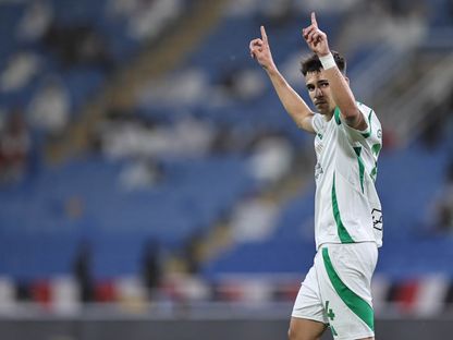 غابرييل فيغا لاعب الأهلي يحتفل بتسجيل هدف في مرمى الرائد بدوري روشن السعودي - 11 أبريل 2025 - X/@aawsat_spt
