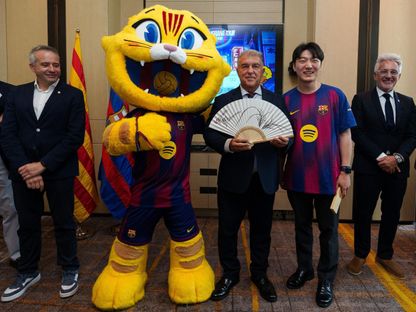 رئيس برشلونة جوان لابورتا مع مشجعين للنادي في سيول - 2 أغسطس 2025 - fcbarcelona.es